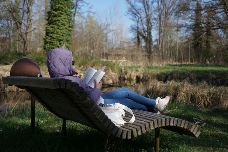 Brandenburg - Frau im Garten 