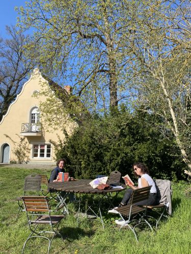 Brandenburg - am Tisch im Garten 