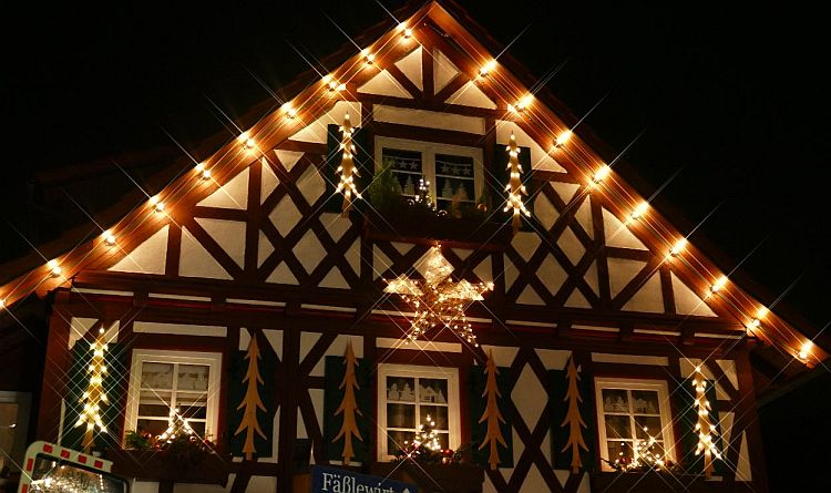 Schwarzwald Häuser Weihnachtsbeleuchtung